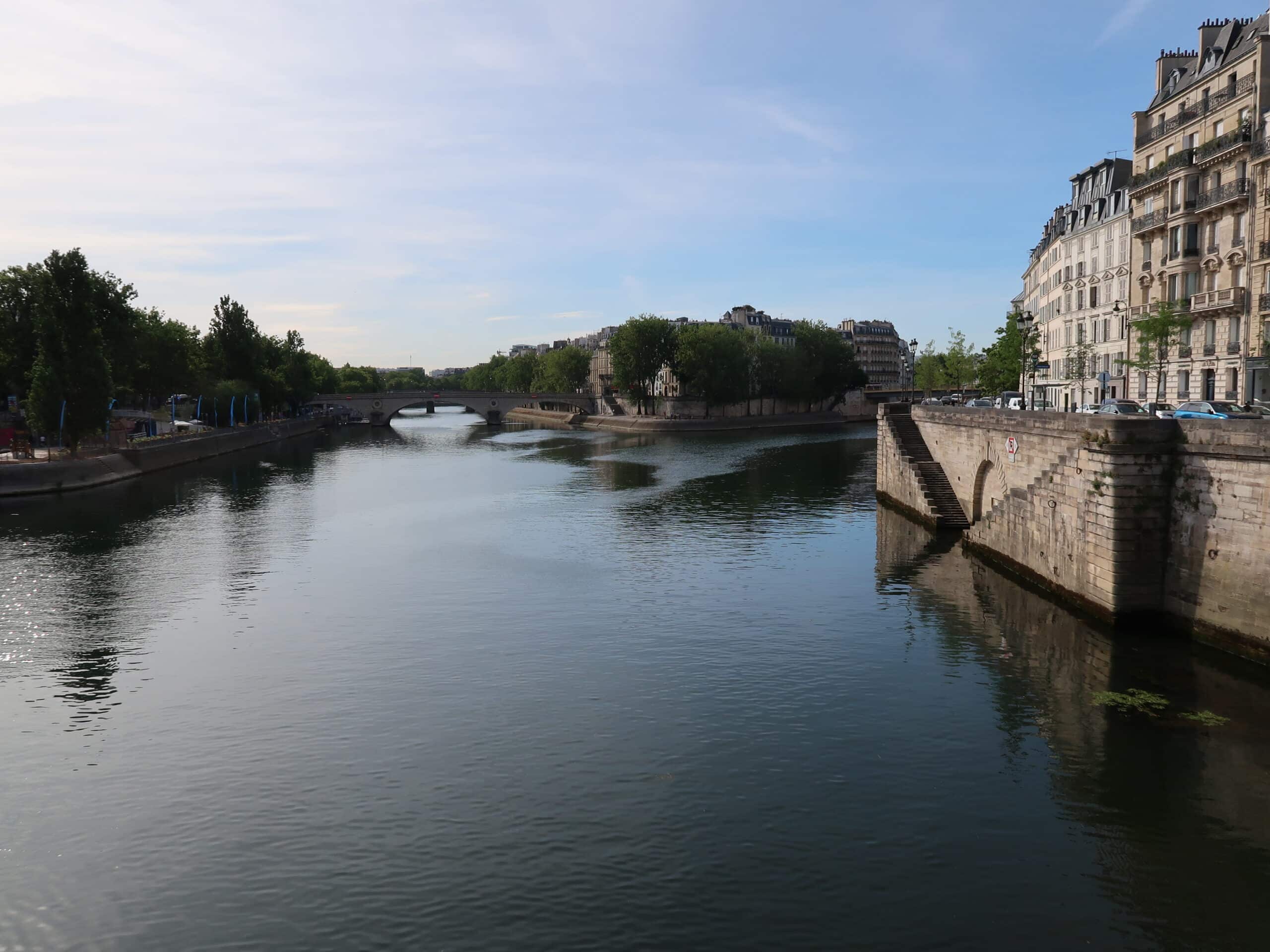 Vue sur la Seine depuis les quais de Paris, à proximité du cabinet d'étiopathie Amandine Held dans le 4e arrondissement.