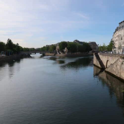 Vue sur la Seine depuis les quais de Paris, à proximité du cabinet d'étiopathie Amandine Held dans le 4e arrondissement.