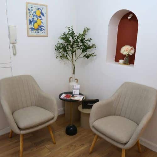 Salle d'attente confortable et apaisante du cabinet d'étiopathie Amandine Held à Paris 4.