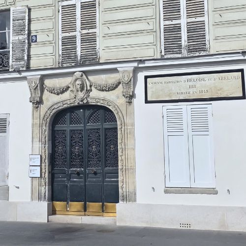 Façade historique au 9 quai aux Fleurs, abritant le cabinet d'étiopathie Amandine Held à Paris 4.