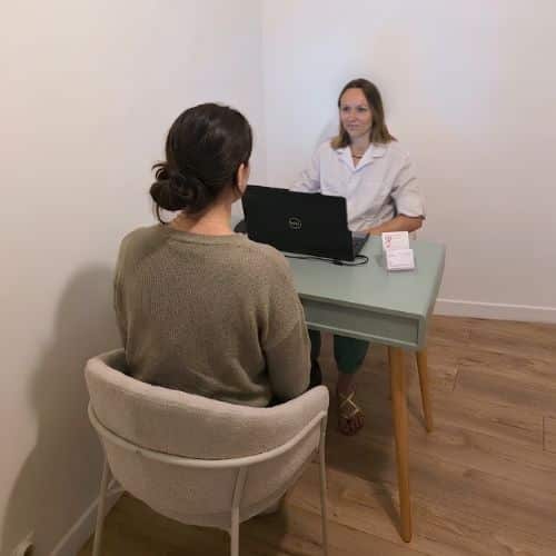 Entretien médical et anamnèse avec Amandine Held, étiopathe au cabinet de Paris 4.